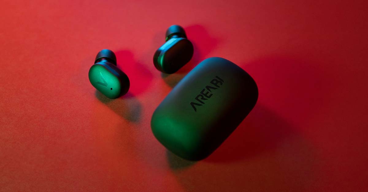 Noise-cancelling headphones